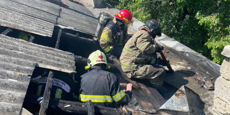 Intervenția pompierilor în capitală: Un bloc locativ de pe strada 31 August a luat foc