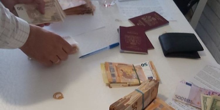 Business cu taxe de protecție: Opt moldoveni estorcau mii de euro de la șoferi de microbuze pe rute internaționale | VIDEO