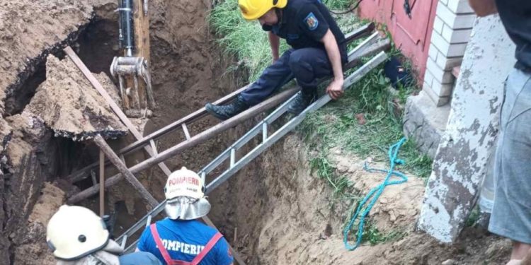 Doi bărbați au fost scoși vii de salvatori după ce au rămas prinși sub un mal de pământ | FOTO