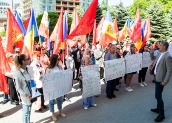 Împotriva majorării prețurilor pentru produsele alimentare. Membrii și simpatizanții PSRM au protestat în fața Ministerului Agriculturii și au cerut demisia ministrului | VIDEO