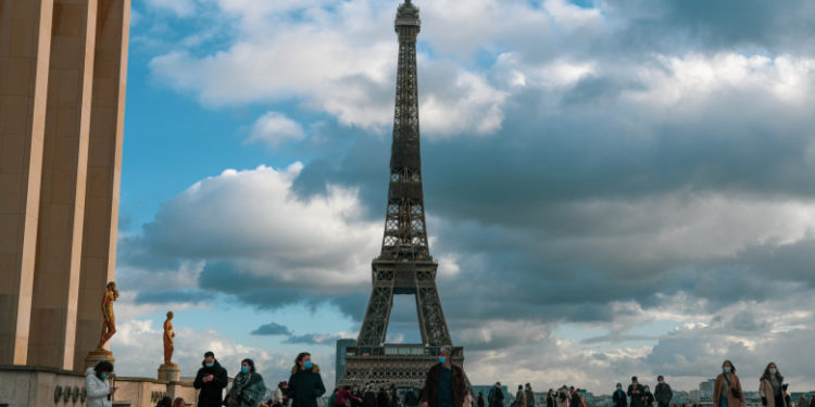 Români arestați la Paris pentru că ar fi înşelat turişti cu alba-neagră, lângă Turnul Eiffel. Cum acționau indivizii