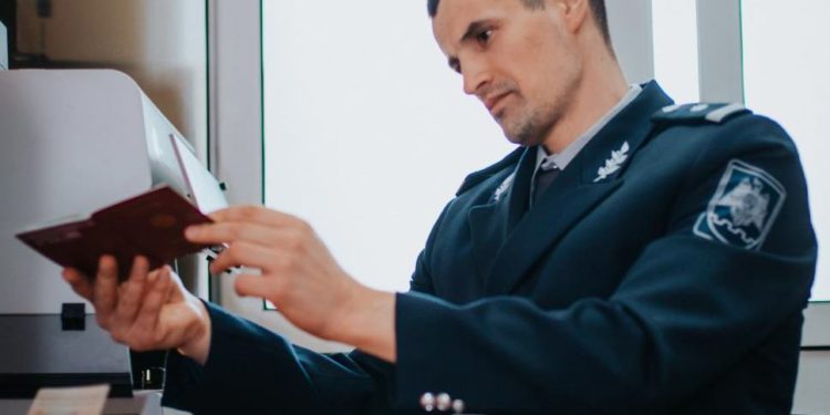 Un moldovean, în rol de „curier” de acte falsificate. Intenționa să transmită documentele unei rude, în Belgia