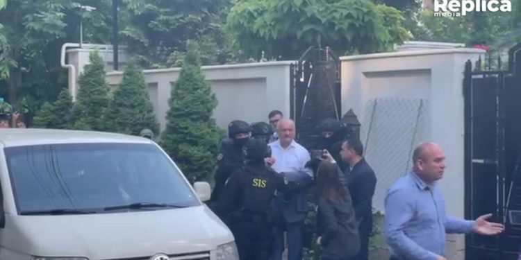 După mai bine de 10 ore de percheziții, Igor Dodon – escortat într-o dubiță de mascați din casa sa de la Buiucani. Socialistul, îmbrăcat la costum, n-a făcut declarații | VIDEO