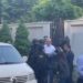 După mai bine de 10 ore de percheziții, Igor Dodon – escortat într-o dubiță de mascați din casa sa de la Buiucani. Socialistul, îmbrăcat la costum, n-a făcut declarații | VIDEO
