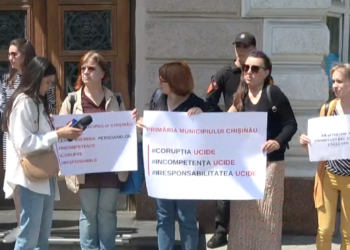 „Copiii noștri mor pe străzi”. Asociația ”Părinții Solidari” protestează în fața primăriei Chișinău și cere tragerea la răspundere a celor responsabili de moartea fetiței în parcul „Alunelul” | VIDEO