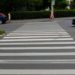 Un șofer de microbuz a fost la un pas de a tampona un bărbat pe o trecere de pietoni de pe strada Ion Creangă, în sectorul Buiucani al capitalei | VIDEO