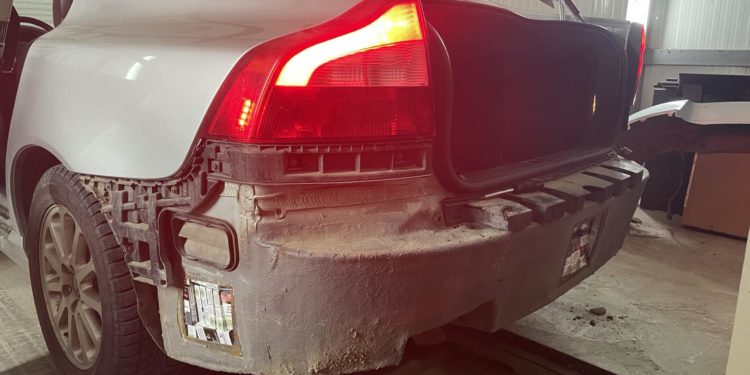 1850 pachete de țigări ascunse într-un VOLVO S60, depistate de angajații Serviciului Vamal