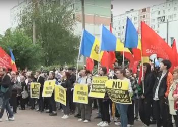 „Libertate lui Dodon”. Membrii și simpatizanții PSRM protestează în fața Judecătoriei Ciocana și cer eliberarea fostului șef de stat | VIDEO