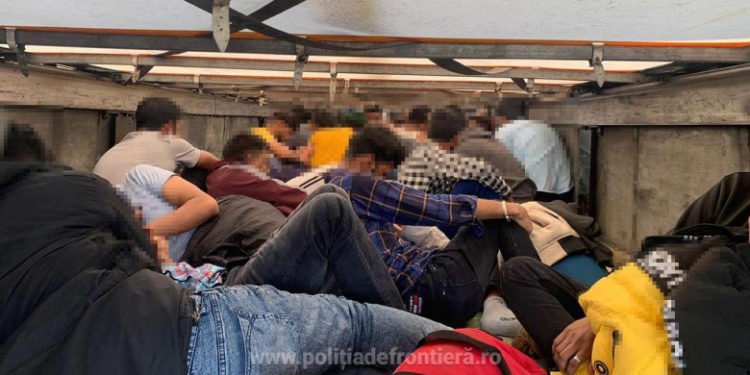 Peste 100 de migranți ascunși în două TIR-uri printre frigidere au încercat să traverseze ilegal granița către vestul Europei | VIDEO/FOTO