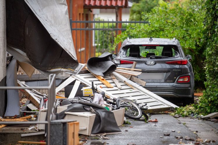 Un mort și 60 de răniți în tornadele din Germania. Imagini cu TIR-uri răsturnate, copaci smulși din rădăcini și clădiri distruse | FOTO/VIDEO