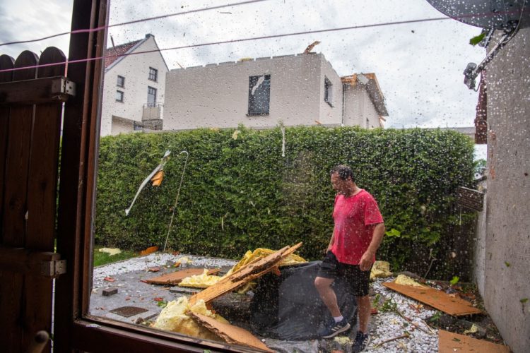 Un mort și 60 de răniți în tornadele din Germania. Imagini cu TIR-uri răsturnate, copaci smulși din rădăcini și clădiri distruse | FOTO/VIDEO