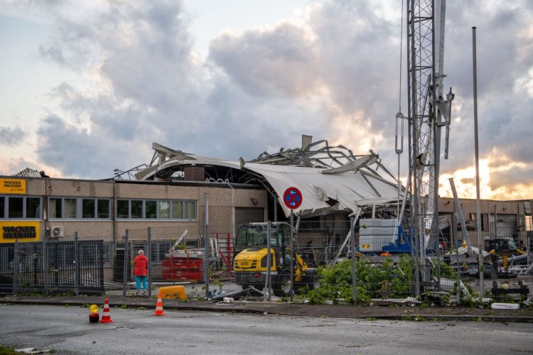 Un mort și 60 de răniți în tornadele din Germania. Imagini cu TIR-uri răsturnate, copaci smulși din rădăcini și clădiri distruse | FOTO/VIDEO