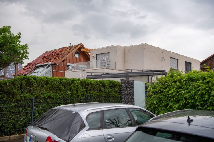 Un mort și 60 de răniți în tornadele din Germania. Imagini cu TIR-uri răsturnate, copaci smulși din rădăcini și clădiri distruse | FOTO/VIDEO