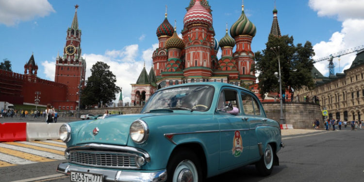 Guvernul Rusiei a naționalizat uzina Renault din Moscova și începe producția celebrelor mașini sovietice Moskvitch