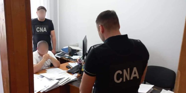 Un consilier de probațiune din Ocnița a fost reținut în flagrant de ofițerii CNA și procurorii anticorupție pentru o mită de 200 de euro
