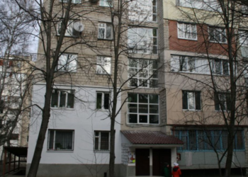 La un pas de tragedie! Un bărbat în stare de ebrietate a încercat să ajungă de pe acoperiș în apartamentul său