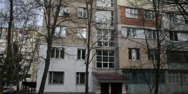 La un pas de tragedie! Un bărbat în stare de ebrietate a încercat să ajungă de pe acoperiș în apartamentul său
