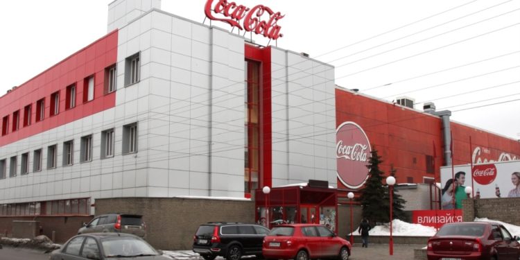 Coca-Cola прекратит продажу своей продукции в России. После того, как в стране закончатся запасы напитков