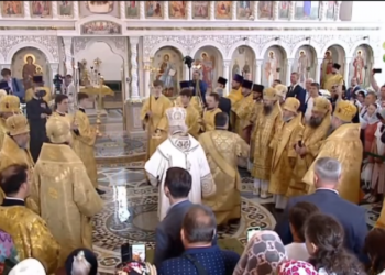 Patriarhul Kirill a căzut în timpul slujbei: A alunecat și s-a lovit de marginea amvonului