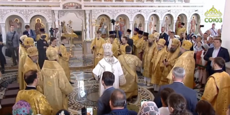 Patriarhul Kirill a căzut în timpul slujbei: A alunecat și s-a lovit de marginea amvonului