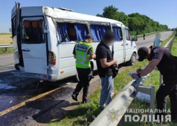 В Одесской области перевернулась маршрутка с людьми, есть пострадавшие