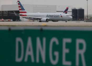 Три человека пострадали при возгорании самолета в США во время посадки