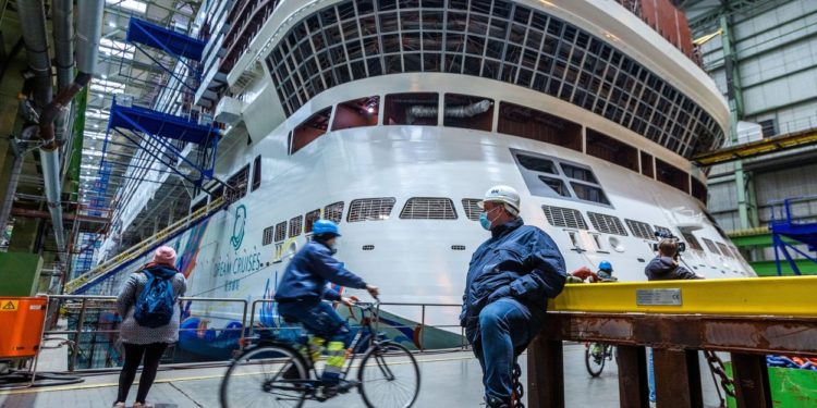 Una dintre cele mai mari nave de croazieră din lume va ajunge la „fier vechi” înainte să facă prima călătorie