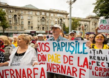 „Jos păpușile din paie de la guvernare!”Partidul „ȘOR” și PCRM au organizat un flashmob în fața Ministerului de Interne și au cerut demisia ministrului Revenco | VIDEO