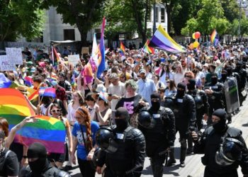 Deputații BCS au cerut audierea premierului, cerând explicații despre numărul mare de polițiști care au asigurat securitatea participanților la marșul LGBT. Majoritatea PAS nu a susținut propunerea | VIDEO