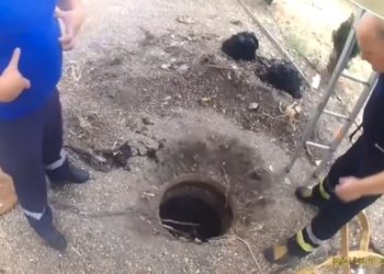 В столице спасатели вытащили мужчину без сознания из канализационного люка