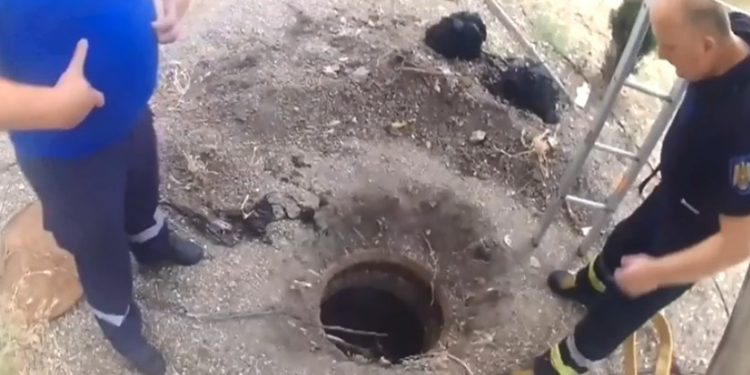 В столице спасатели вытащили мужчину без сознания из канализационного люка