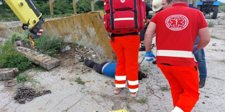 В Единцах на мужчину упала бетонная плита