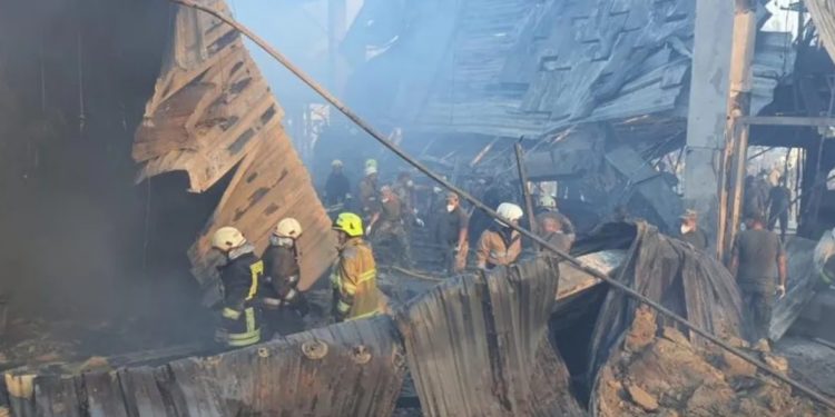 В городе Кременчуг Полтавской области ракета попала в торговый центр. Там находились более тысячи человек