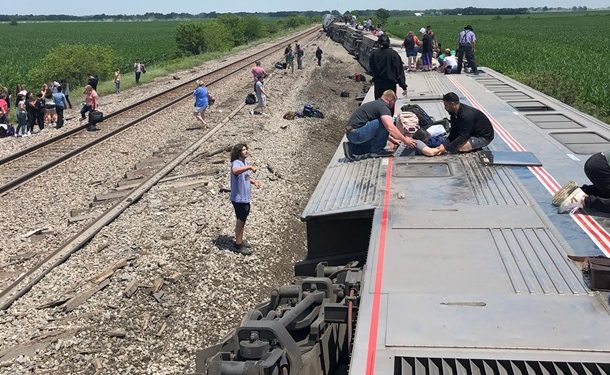 В США пассажирский поезд сошел с рельсов, есть жертвы