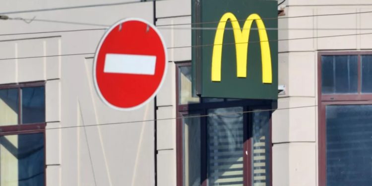 Владелец нового McDonald’s в России намерен за два месяца открыть все рестораны сети