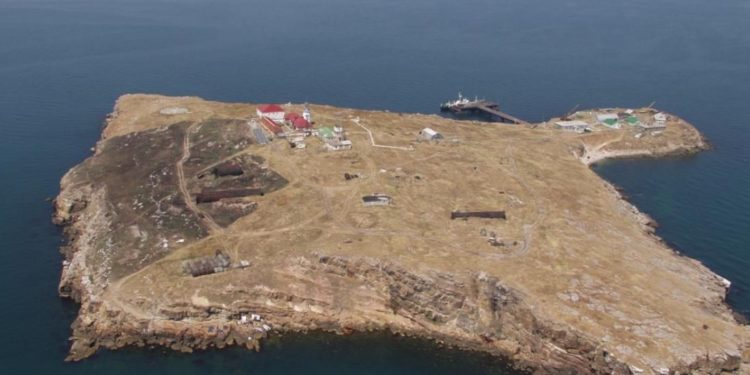 «В качестве шага доброй воли». Минобороны РФ объявило о выводе гарнизона с острова Змеиный