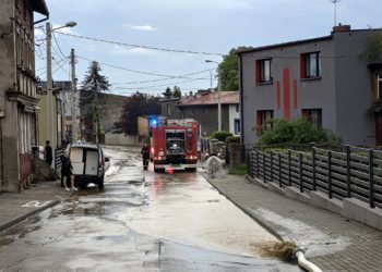 Ураган в Польше повалил деревья и затопил дороги