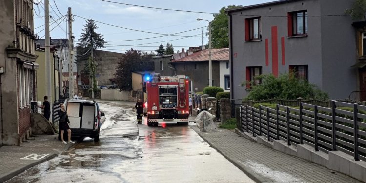 Ураган в Польше повалил деревья и затопил дороги