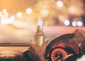 Полицейские остановили инструктора по вождению в состоянии алкогольного опьянения | VIDEO