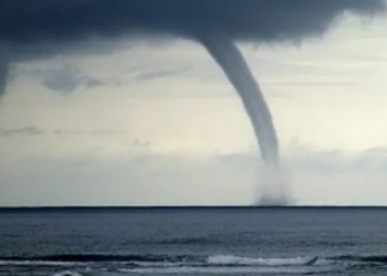 В аэропорту Анкары смерч мешает приземлению самолётов