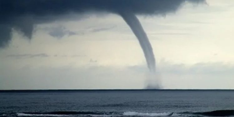 В аэропорту Анкары смерч мешает приземлению самолётов