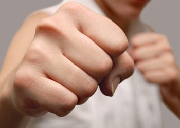 «Говорил, что убьет и подожжет дом». В Тирасполе разразился скандал с дракой из-за дерева черешни | VIDEO