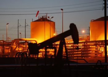 Мировые цены на нефть снова растут после резкого падения