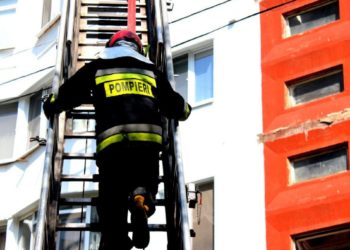 Soroca: Copil de 6 ani, lăsat singur acasă, salvat de pompieri după ce în bloc a izbucnit un incendiu