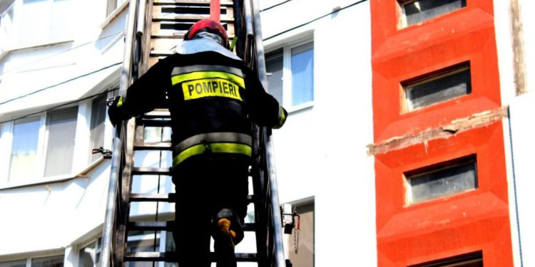Soroca: Copil de 6 ani, lăsat singur acasă, salvat de pompieri după ce în bloc a izbucnit un incendiu