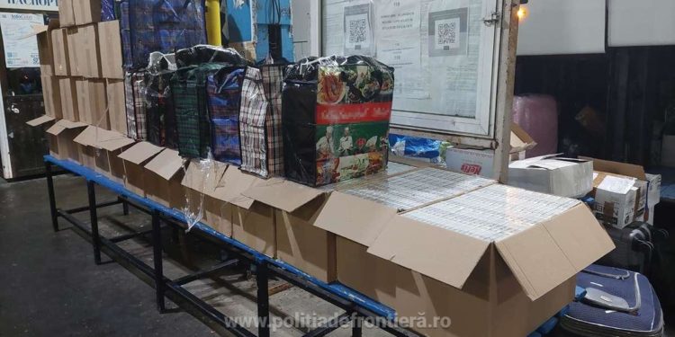 Doi șoferi de autocar cu destinația Italia, un fost și un actual angajat vamal – reținuți într-un dosar de contrabandă cu țigări