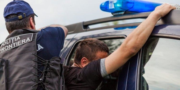 „Călăuzeau” străini în drum spre UE. Grupare specializată în organizarea migrației ilegale, destructurată