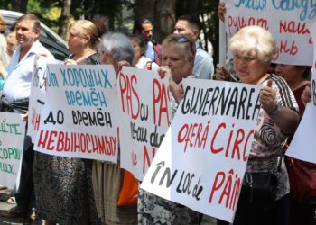 Flashmob cu cratițe în centrul capitalei, organizat de PCRM și Partidul „ȘOR”