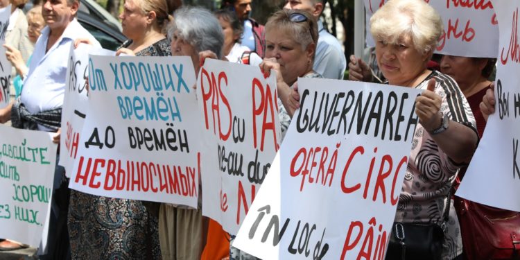 Flashmob cu cratițe în centrul capitalei, organizat de PCRM și Partidul „ȘOR”
