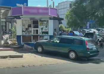 Un șofer a întrat cu mașina într-o gheretă. Conducătorul auto și femeia din gheretă au avut nevoie de îngrijiri medicale | VIDEO